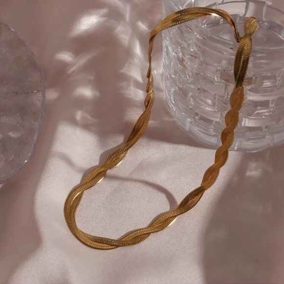 ⚜️[𝟯/$𝟯𝟴]⚜️NEW Gold Braided Herringbone Chain Necklace - Picture 4 of 11